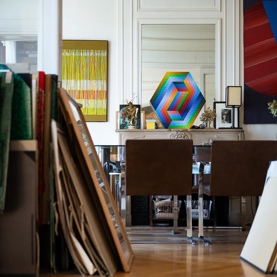 Un interieur décoré d'art moderne